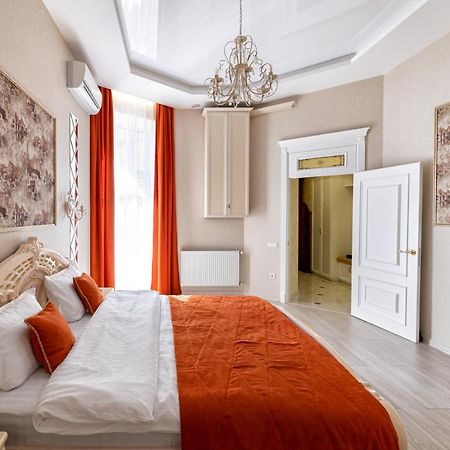 2 Bedroom Apartment Tykha Street City Center With Parking Place Lviv Exterior photo