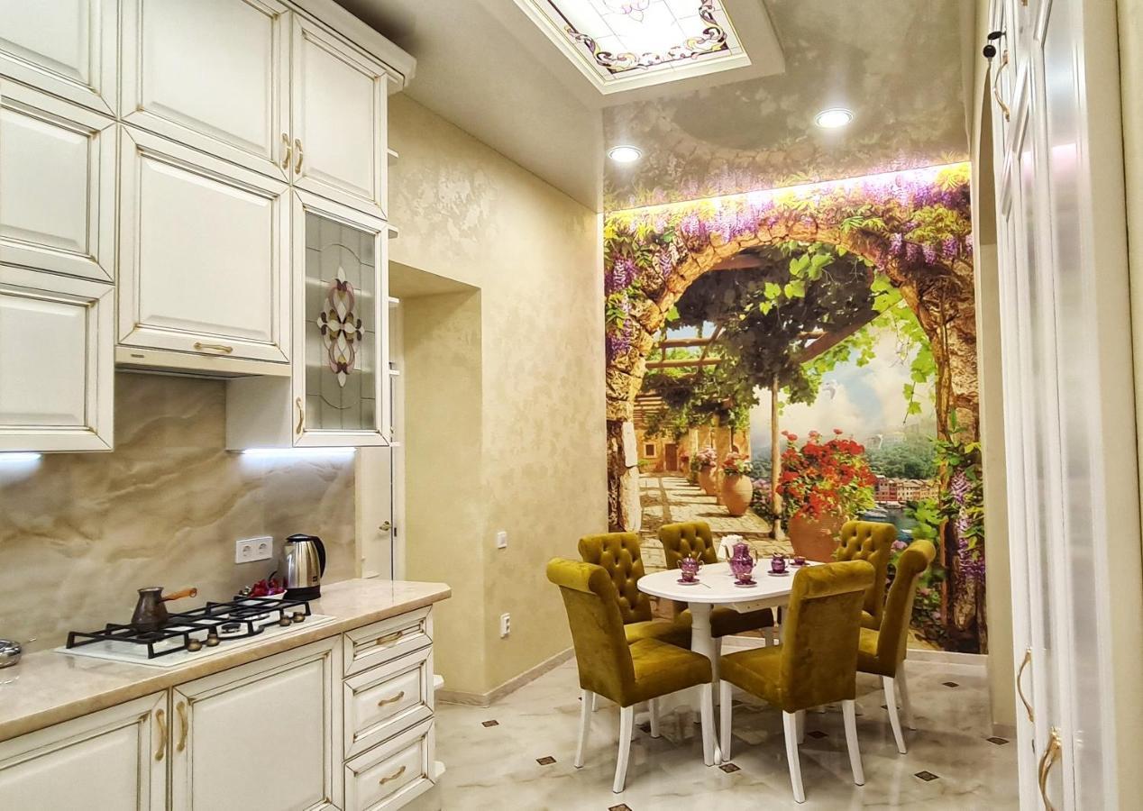 2 Bedroom Apartment Tykha Street City Center With Parking Place Lviv Exterior photo