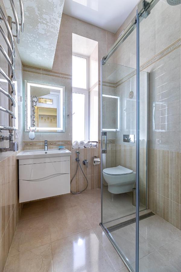 2 Bedroom Apartment Tykha Street City Center With Parking Place Lviv Exterior photo