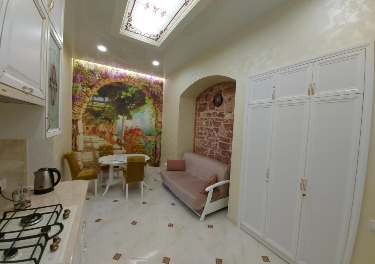 2 Bedroom Apartment Tykha Street City Center With Parking Place Lviv Exterior photo